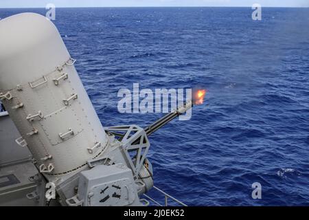 PHILIPPINISCHES MEER (17. März 2022) Ein CIWS-System (Phalanx close-in Weapon System) feuert während einer Übungsfeuerübung an Bord des Flugzeugträgers USS Abraham Lincoln (CVN 72) der Nimitz-Klasse Geschosse ab. Die Abraham Lincoln Strike Group befindet sich im geplanten Einsatzgebiet der US-Flotte für 7., um die Interoperabilität durch Allianzen und Partnerschaften zu verbessern und gleichzeitig als reaktionsfähige Truppe zur Unterstützung einer freien und offenen Region im Indo-Pazifik-Raum zu dienen. (USA Navy Foto von Mass Communication Specialist 3. Class Javier Reyes) Stockfoto