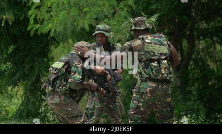 Soldaten der Volksverteidigungskräfte Tansanias (TPDF) und der Marine Special Forces (MSF) üben ihre Taktik in kleinen Einheiten mit dem Green Beret der US-Armee, der 3. Special Forces Group während eines Joint Combined Exchange Training (JCET) in dar es Salaam, Tansania, zugewiesen wurde, am 3. März 2022. Die Teams konzentrierten sich auf die Erzielung grundlegender Fähigkeiten wie einfache Kampfkünste, Taktiken für kleine Einheiten und Missionsplanung. (Foto von U.S. Air Force Staff Sgt. Andrew Fox) Stockfoto