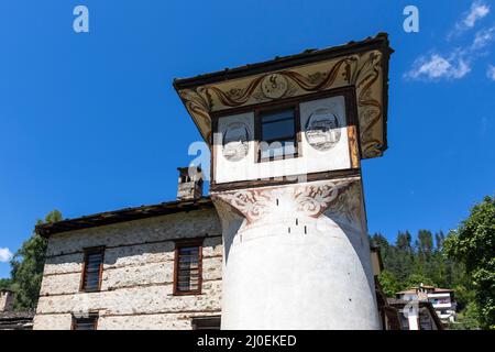 MOGILITSA, BULGARIEN - 7. AUGUST 2021: Agushevi Konatsi im Dorf Mogilitsa, Region Smolyan, Bulgarien Stockfoto