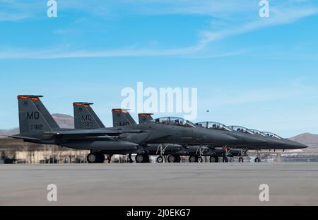 Fünf F-15E-Angriffsadler, die dem 366-Kampfflügel der Mountain Home Air Force Base, Idaho, zugewiesen wurden, warten auf den Start einer Red Flag-Nellis 22-2-Mission auf der Nellis Air Force Base, Nevada, 14. März 2022. Die FW 366. ist eine von 14 Einheiten aus den Kerneinsatzkräften der Koalition, der Royal Saudi Air Force und der Republic of Singapore Air Forces, die an Red Flag-Nellis 22-2 teilnehmen. (USA Luftwaffe Foto von William R. Lewis) Stockfoto