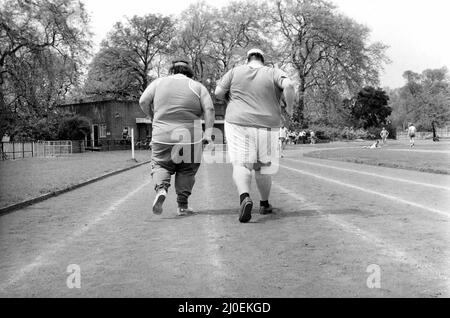 Jogger-Nauts: John Robinson Sportautor mit Colin Taylor beim Joggen im Battersea Park. 1979 78.-2550-019. Mai Stockfoto