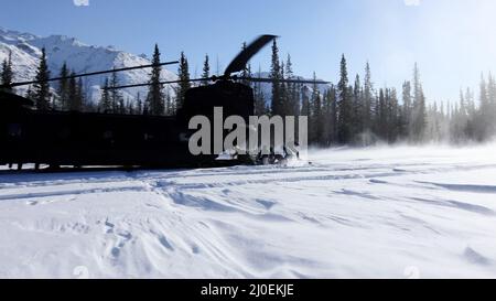 Green Berets mit 10. Special Forces Group (Airborne) laden ein Schneemobil in einen MH-47 Chinook Hubschrauber mit 160. Special Operations Aviation Regiment (Airborne) während der Übung ARCTIC EDGE 2022 in Wiseman, Alaska, 14. März 2022. AE22 ist eine alle zwei Jahre stattfindende Multi-Service-Übung, die den Teilnehmern realistische und effektive Schulungen an den wichtigsten Schulungsorten bietet, die vom 28. Februar bis zum 17. März in ganz Alaska verfügbar sind. (USA Foto der Armee von Staff Sgt. Anthony Bryant) Stockfoto