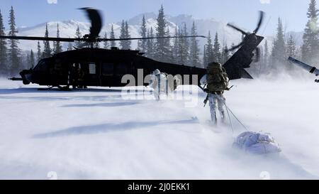 Green Berets, die 10. Special Forces Group (Airborne) zugewiesen wurden, nähern sich während der Übung ARCTIC EDGE 2022 in Wiseman, Alaska, 14. März 2022 einem MH-60 Black Hawk-Hubschrauber mit 160. Special Operations Aviation Regiment (Airborne) an. AE22 ist eine alle zwei Jahre stattfindende Multi-Service-Übung, die den Teilnehmern realistische und effektive Schulungen an den wichtigsten Schulungsorten bietet, die vom 28. Februar bis zum 17. März in ganz Alaska verfügbar sind. (USA Foto der Armee von Staff Sgt. Anthony Bryant) Stockfoto