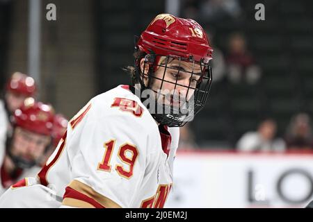 Minnesota, USA. 18. März 2022. Denver Pioneers forward Cole Guttman (19) während des Halbfinalspiels „Frozen Faceoff“ der National Collegiate Hockey Conference zwischen der University of Minnesota - Duluth Bulldogs und den Pioneers der Denver University im Xcel Energy Center in St. Paul, MN am Freitag, den 18. März 2022. Minnesota Duluth gewann 2-0. Quelle: Cal Sport Media/Alamy Live News Stockfoto