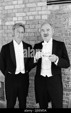 Die Stars von „Sherlock Holmes: Mord durch Dekret“ Christopher Plummer (Sherlock Holmes) und James Mason (Dr. Watson) in weißer Krawatte vor Ort in London. 20.. Juni 1978. Stockfoto