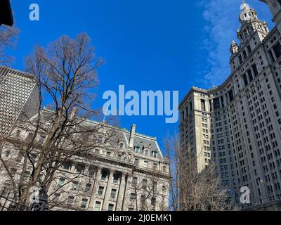 Die Hall of Records & Municipal Building in Lower Manhattan, New York City an einem sonnigen Tag am 11. März 2022. Stockfoto