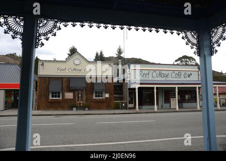 REEFTON, NEUSEELAND, 6. SEPTEMBER 2021: Historic Buildings on Broadway in Reefton, Neuseeland, 6. September 2021 Stockfoto