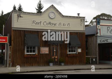 REEFTON, NEUSEELAND, 6. SEPTEMBER 2021: Ein historisches Gebäude am Broadway in Reefton, Neuseeland, 6. September 2021 Stockfoto