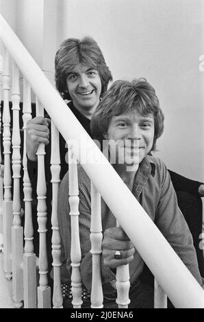 Nick Lowe dunkles Hemd) und Dave Edmunds (in hellerem Hemd), die 1979 zusammen abgebildet wurden. Nick und Dave gründeten Ende 1970s die Band Rockpile und hatten verschiedene Solo-Hits wie Dave Edmunds Nummer 1 Single I Hear You Knocking 1970 und Nick Lowes I Love The Sound of Breaking Glass 1978. Rockpile war eine britische Rock and Roll-Gruppe der späten 1970s und frühen 1980s, bekannt für seine starken Pub-Rock-, Rockabilly- und Power-Pop-Einflüsse und als fundamentaler Einfluss auf die neue Welle. Die Band bestand aus Dave Edmunds (Gesang, Gitarre), Nick Lowe (Gesang, Bassgitarre), Billy Bremner (Voc Stockfoto