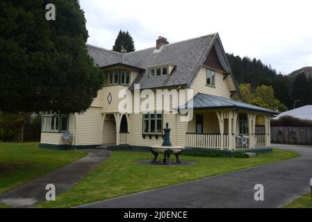 REEFTON, NEUSEELAND, 6. SEPTEMBER 2021: Das historische Minenmanager-Haus in Reefton, Neuseeland, 6. September 2021 Stockfoto