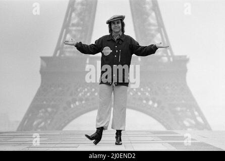 Elton John in Paris vor dem Eiffelturm. Seinen Besuch in Paris war ein Konzert zu spielen. 21. Februar 1979. Elton John dargestellt in Paris vor dem Eiffelturm. Seinen Besuch in Paris war ein Konzert zu spielen. 21. Februar 1979. Stockfoto