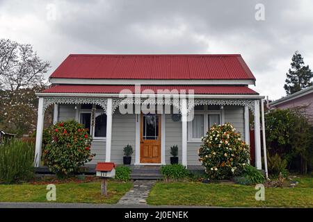 REEFTON, NEUSEELAND, 6. SEPTEMBER 2021: Ein historisches Cottage am Broadway in Reefton, Neuseeland, 6. September 2021 Stockfoto