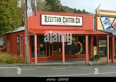 REEFTON, NEUSEELAND, 6. SEPTEMBER 2021: Ein historisches Gebäude an der Ecke Bridge Street und Broadway in Reefton, Neuseeland, 6. September 2021 Stockfoto