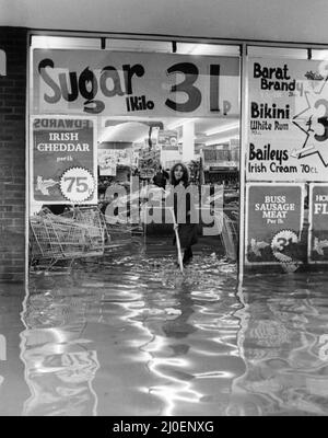 Cardiff Hochwasser 1979, unser Bild zeigt ... Szene im International Supermarket, Cowbridge Road East, Cardiff, Donnerstag, 27.. Dezember 1979. Stockfoto