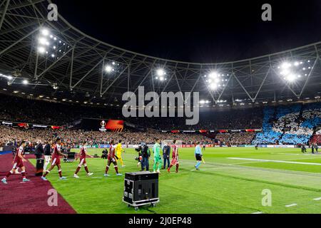 London, Großbritannien. 17. März 2022. Die Spieler gehen vor dem UEFA Europa League Round of 16 Second Leg Match zwischen West Ham United und Sevilla im London Stadium am 17. 2022. März in London, England. (Foto von Daniel Chesterton/phcimages.com) Quelle: PHC Images/Alamy Live News Stockfoto