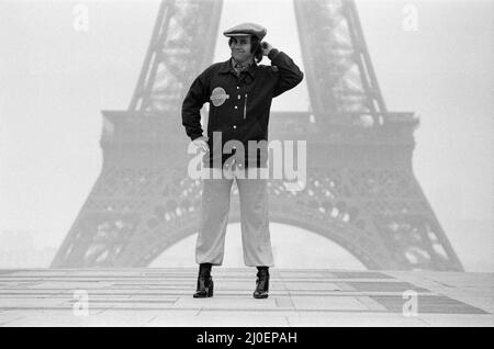 Elton John in Paris vor dem Eiffelturm. Seinen Besuch in Paris war ein Konzert zu spielen. 21. Februar 1979. Elton John dargestellt in Paris vor dem Eiffelturm. Seinen Besuch in Paris war ein Konzert zu spielen. 21. Februar 1979. Stockfoto