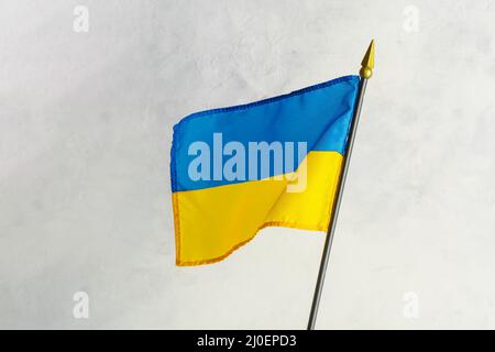 Die Nationalflagge der ukraine flattert auf weißem Hintergrund. Ein unabhängiger souveräner Staat, ein friedliches Land, der Weg zur Europäischen Union, Russi Stockfoto