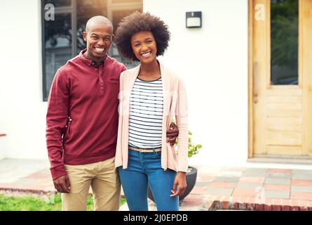 Wir hätten nicht glücklicher sein können, endlich Hausbesitzer zu sein. Porträt eines jungen Paares, das vor ihrem Haus steht. Stockfoto