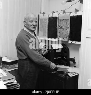 Commander Bill Boaks arbeitet in seinem ein Mann besetzten Büro in seinem Kingston Haus. Die Wahlzeit ist für Commander Bill Boaks, R.N., sehr geschäftig.seit über 30 Jahren versucht Bill, ins Parlament gewählt zu werden und hat bereits über £2000 Einlagen verloren, weil er nie ins Parlament kommt. 10.. April 1979. Stockfoto