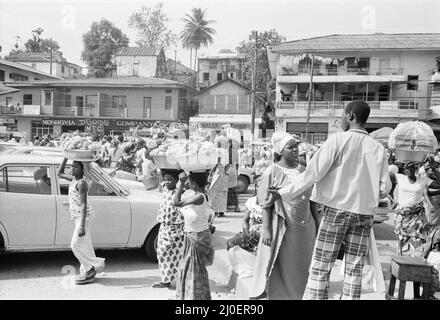 Markthändler auf der Water Street Monrovia, Liberia, kaufen und verkaufen Lebensmittel März 1980 Stockfoto