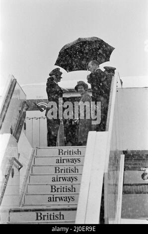 Ihre Majestät Elizabeth II. Und Prinz Philip verlassen den Flughafen Heathrow nach Bahrain auf der Concorde, zu Beginn ihrer Nahost-Tour. 12.. Februar 1979. Stockfoto