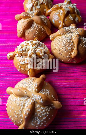 Traditionelles mexikanisches Totenbrot Stockfoto