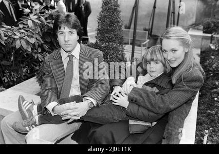 Darsteller Dustin Hoffman mit der Schauspielerin Meryl Streep und dem jungen Justin Henry, die alle gemeinsam im Film „Kramer vs Kramer“ zu sehen sind. März 1980. Stockfoto