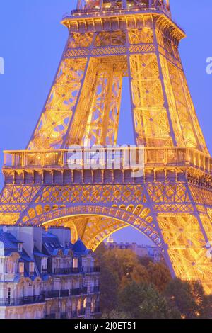 Hohe Aussicht auf den mittleren Abschnitt der Eiffelturm in der Dämmerung Stockfoto