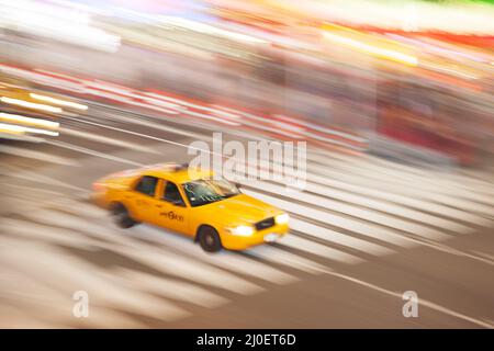 Gelbe Taxikabine in Bewegung, am Times Square Stockfoto