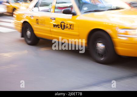 Gelbe Taxikabine in Bewegung, am Times Square Stockfoto