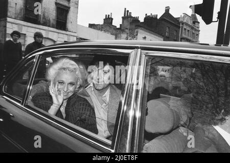 Barbara Windsor und ihr Mann Ronnie Knight verlassen das Brixton Gefängnis. 1.. Februar 1980. Stockfoto