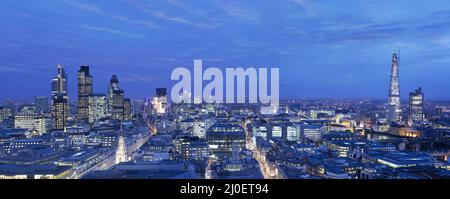 Panoramablick auf die Stadt London in der Abenddämmerung Stockfoto