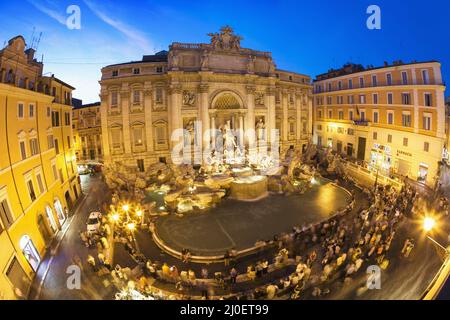 Erhöhter Blick auf den Trevi-Brunnen in der Abenddämmerung. Stockfoto