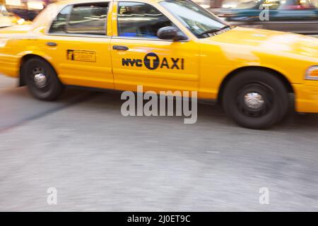 Yellow Taxi Cabin in motion, am Times Square, New York City, New York, USA. Stockfoto