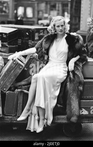 Cybill Shepherd auf dem Set von The Lady Vanishes, gedreht in der Marylebone Station in London. The Lady Vanishes ist ein britischer Comedy-Mystery-Film aus dem Jahr 1979. Elliott Gould ist Robert A LIFE Photographer, Cybill Shepherd als Amanda (Iris), Angela Lansbury als Miss Froy, Herbert Lom und Arthur Lowe und Ian Carmichael als Charters und Caldicott. Der Film ist ein Remake von Alfred Hitchcocks gleichnamigerem Film aus dem Jahr 1938. Der Film verfolgt zwei Amerikaner, die mit dem Zug durch 1939 Deutschland reisen. Gemeinsam untersuchen sie das geheimnisvolle Verschwinden einer englischen Kindermädchen, die ebenfalls im Zug unterwegs ist. P Stockfoto