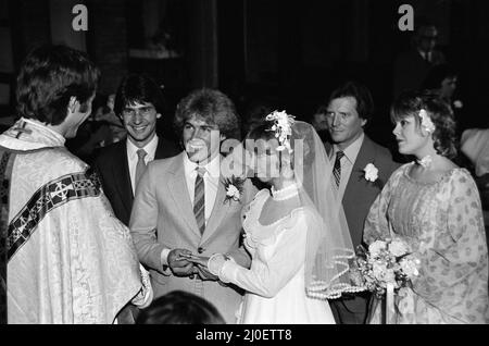 Die Hochzeit von Brian Tilsley und Gail Potter von Coronation Street. Das Paar, gespielt von Helen Worth und Christopher Quinten, ist mit den besten Männern Andy Rowlands (gespielt von Paul Duncan) Mike Baldwin (Johnny Briggs) und der Brautjungfer Suzie Birchall (Cheryl Murray) abgebildet. 13.. November 1979. Stockfoto