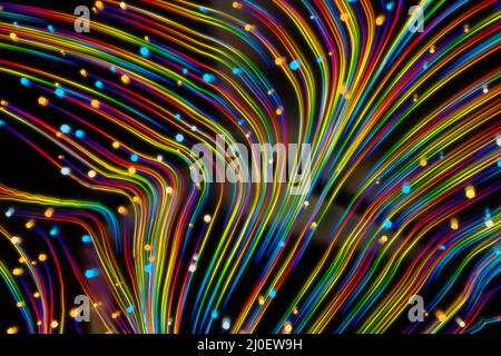 Neon glühende verdrehte kosmische Linien auf der glänzenden Oberfläche. Turbulenz Locken fließen farbenfrohe Bewegungen. Flüssige und glatte Astronomie vorte Stockfoto