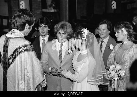 Die Hochzeit von Brian Tilsley und Gail Potter von Coronation Street. Das Paar, gespielt von Helen Worth und Christopher Quinten, ist mit den besten Männern Andy Rowlands (gespielt von Paul Duncan) Mike Baldwin (Johnny Briggs) und der Brautjungfer Suzie Birchall (Cheryl Murray) abgebildet. 13.. November 1979. Stockfoto