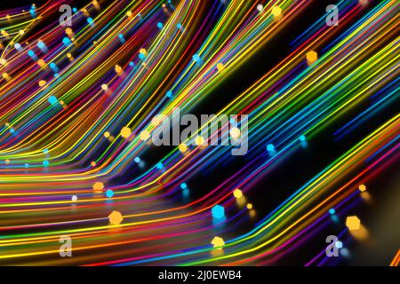 Neon glühende verdrehte kosmische Linien auf der glänzenden Oberfläche. Turbulenz Locken fließen farbenfrohe Bewegungen. Flüssige und glatte Astronomie vorte Stockfoto