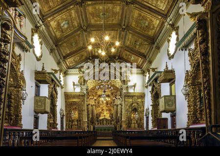 Das Innere der alten historischen Kirche aus dem 18.. Jahrhundert im vergoldeten Barockstil Stockfoto