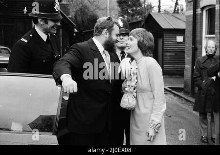 Der Schauspieler Brian Blessed heiratet Hildegard Hope Blessed (Hildegard Neil) im Woking Registry Office. Ihre Tochter Rosalind, 4 Jahre alt, war bei der Hochzeit. Nach der Zeremonie klatschten PC Bob Shatwell (links) und PC David Morehead Handschellen auf das glückliche Paar. 28.. Dezember 1978. Stockfoto