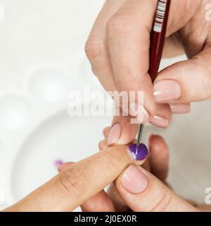 Maniküre im Schönheitssalon, in der Nähe Stockfoto