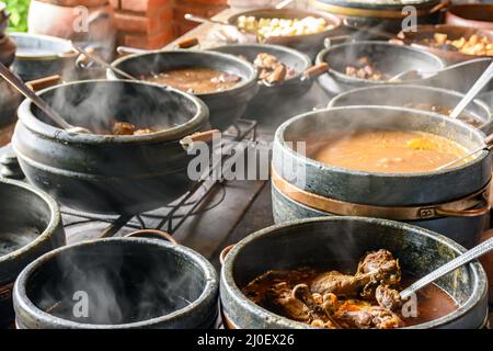 Typische brasilianische Küche in einigen Tontöpfen Stockfoto