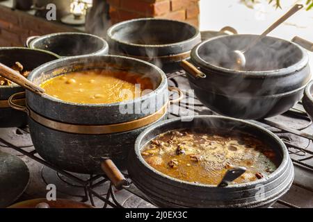 Typische brasilianische Küche in Tontöpfen Stockfoto