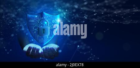 Business Hand Holding Shield mit Vorhängeschloss-Symbol und Netzwerk-Drahtmodell auf blauem Hintergrund abstrakt. Blockierung von Cyberangriffen, Cyber-Daten und Informationen. Stockfoto