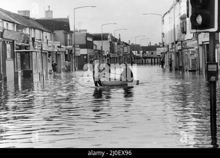 Cardiff Hochwasser 1979, unser Bild zeigt ... Cowbridge Road East, Cardiff, Freitag, 28.. Dezember 1979. Stockfoto