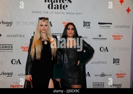 Chiara Antonella und Aurelia Lamprecht beim mates Date Influencer Event während der Mercedes-Benz Fashion Week Berlin März 2022 in der Berliner Freiheit Stockfoto