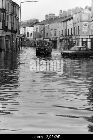 Cardiff Hochwasser 1979, unser Bild zeigt ... Cowbridge Road East, ardiff, Freitag, 28.. Dezember 1979. Stockfoto