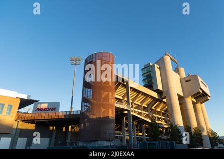 Fußballstadion der University of Arizona bei Sonnenuntergang Stockfoto