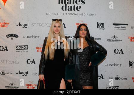 Chiara Antonella und Aurelia Lamprecht beim mates Date Influencer Event während der Mercedes-Benz Fashion Week Berlin März 2022 in der Berliner Freiheit Stockfoto